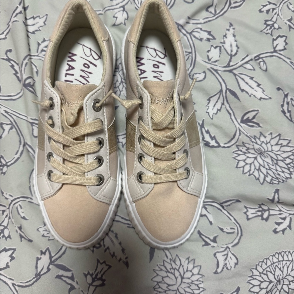 Blowfish Tan Sneakers Classic Lace-Up Design